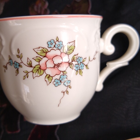 5 Pair Villeroy and Boch Demitasse Cups and Saucers - Picture 4 of 9